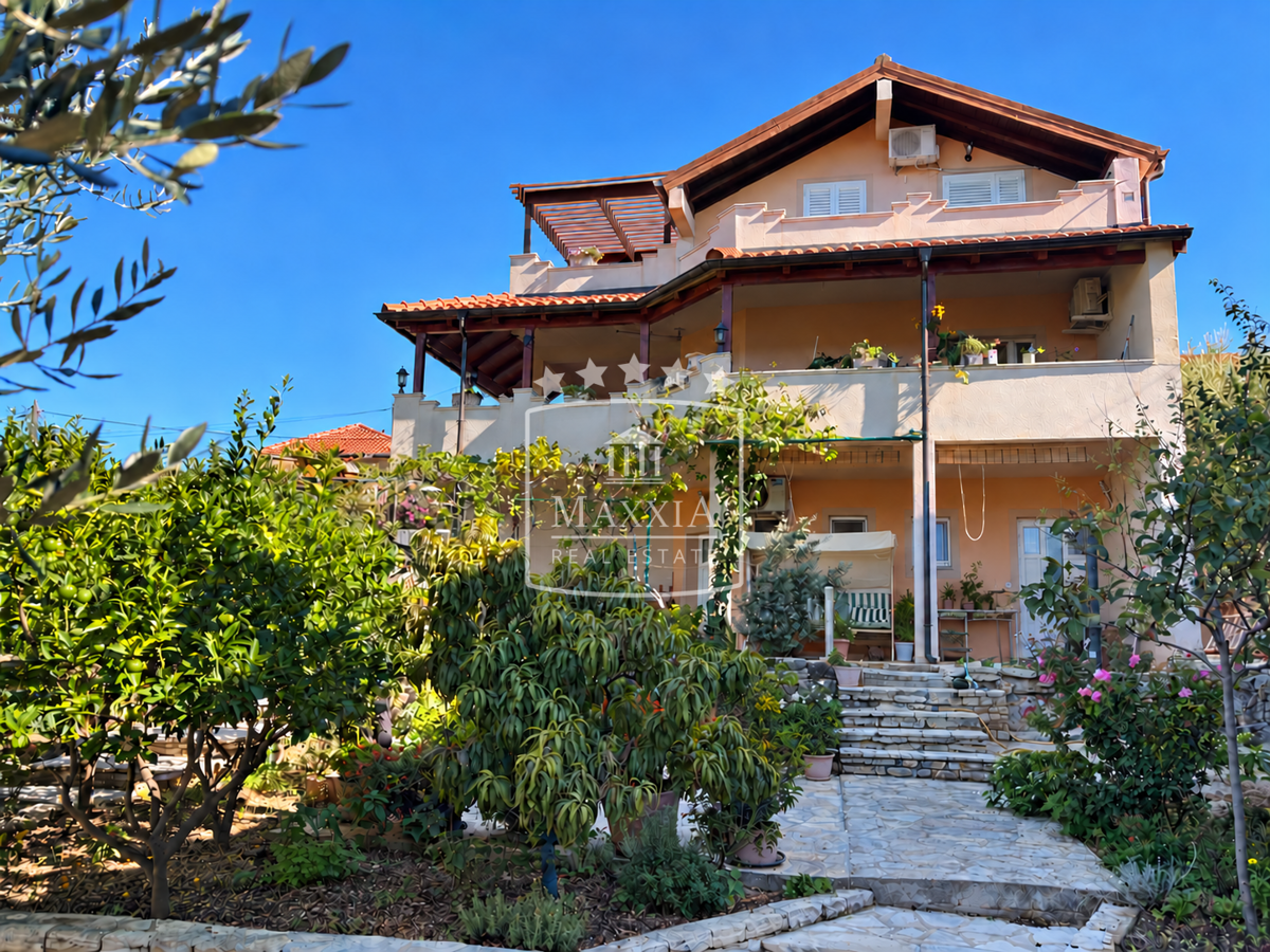 Kruševo-kuća sa velikom uređenom okućnicom, pogled!! 449.000€ – 2