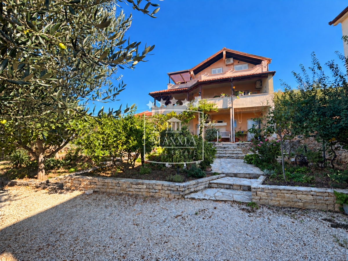 Kruševo-kuća sa velikom uređenom okućnicom, pogled!! 449.000€ – 3