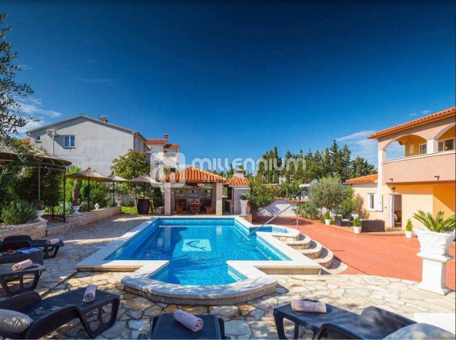 Istra, Fažana kod Pule, vila s 4 apartmana i bazenom – 2