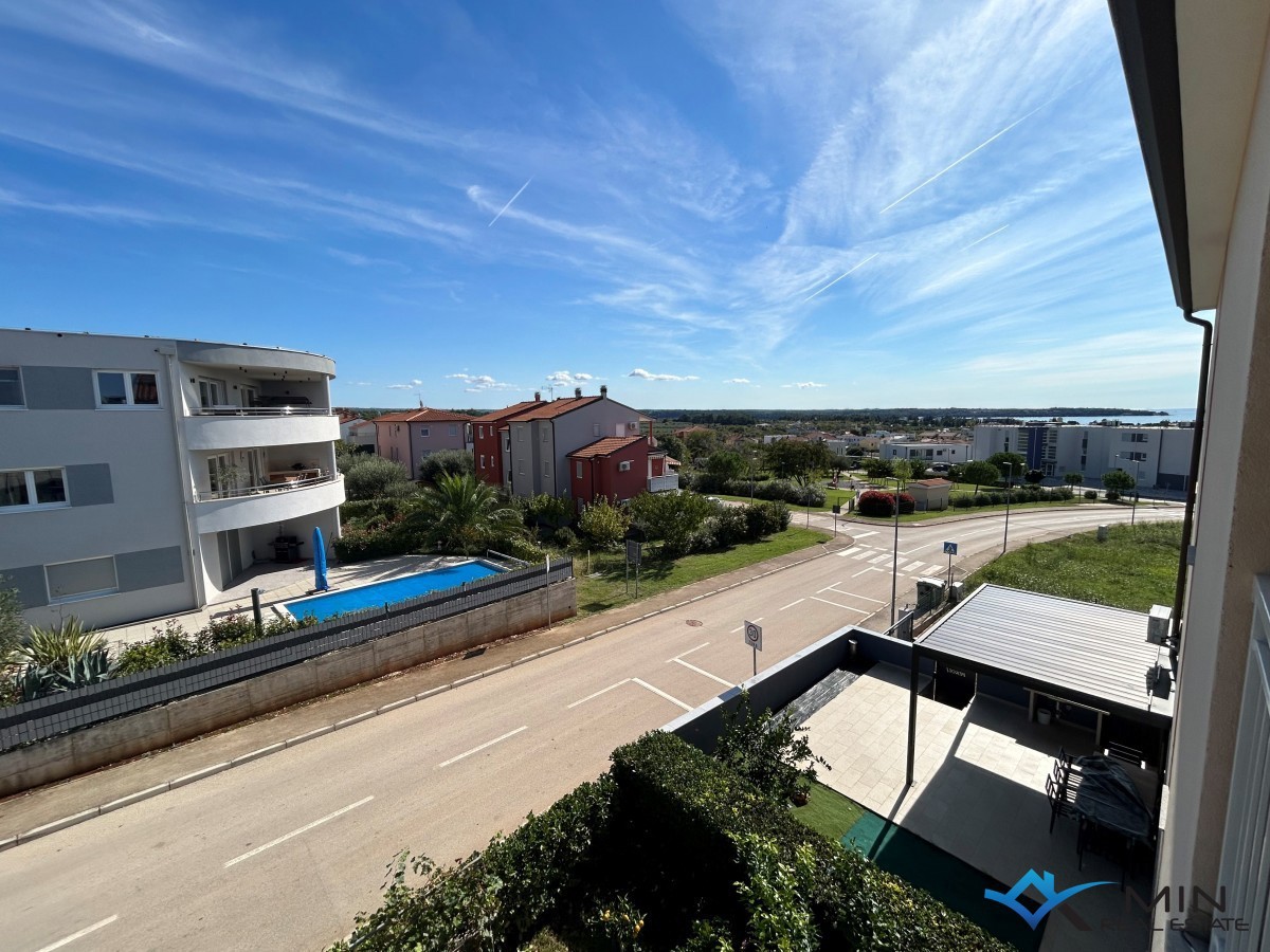 Two-story apartment with a view of the sea in Novigrad