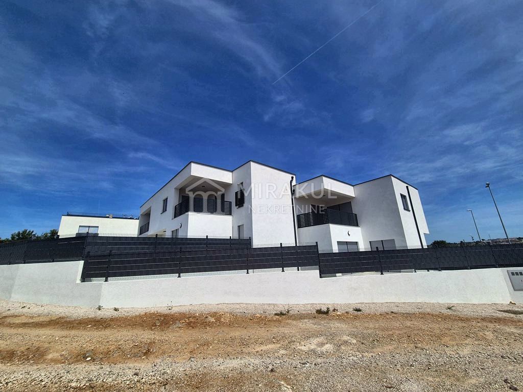 Nekretnine Vodice, NOVOGRADNJA, Moderan stan S1 sa vrtom