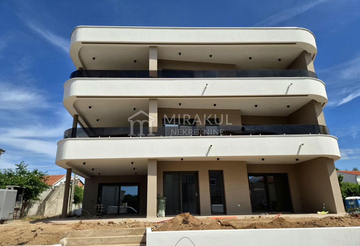 Nekretnine Vodice, TOP LOKACIJA, Luksuzni stan S2 u prizemlju
