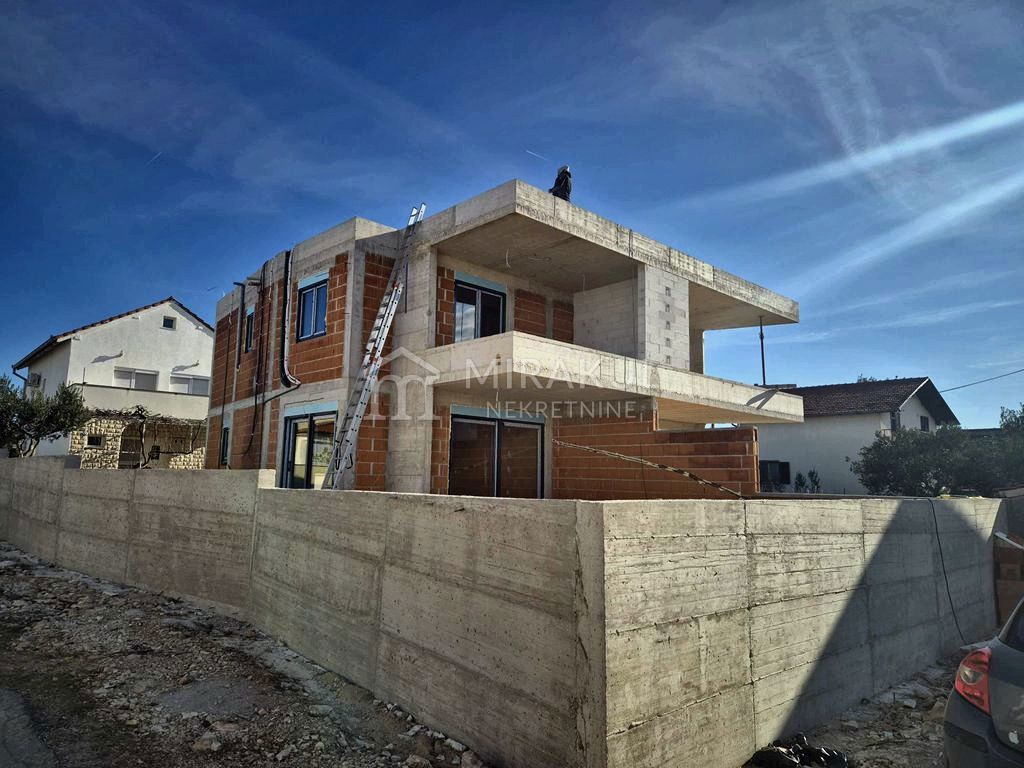 Nekretnine Vodice, Dvoetažan stan S2 u dvojnoj kući sa bazenom
