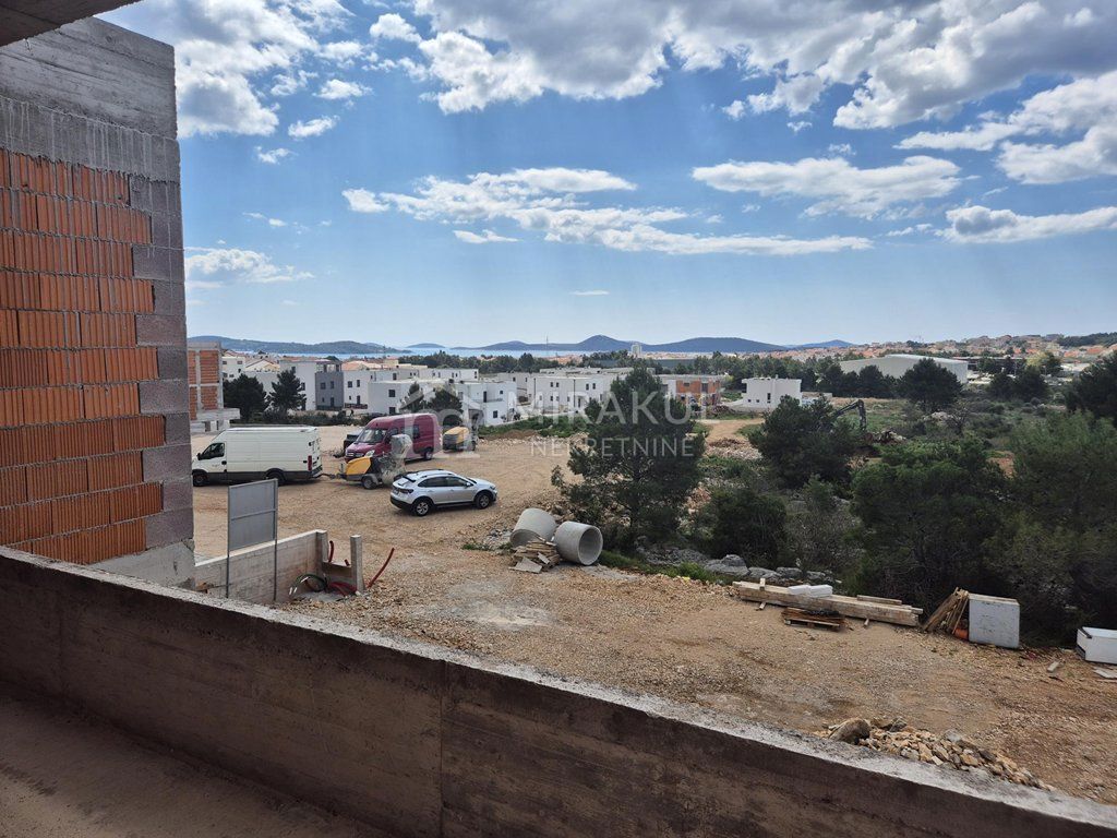 Nekretnine Vodice, Dvoetažan stan S3 na mirnoj lokaciji