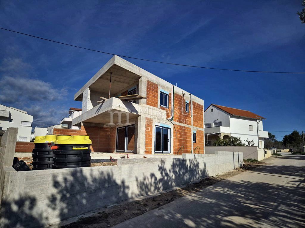 Nekretnine Vodice, Dvoetažan stan S1 u dvojnoj kući sa bazenom