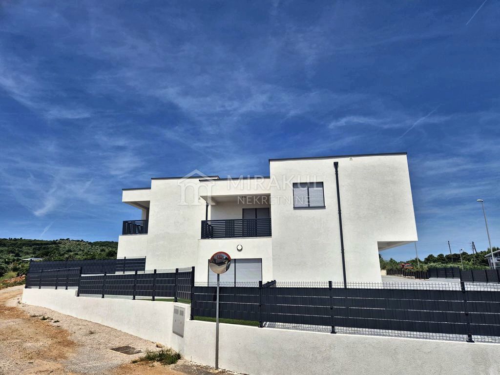 Nekretnine Vodice, NOVOGRADNJA, Moderan stan S6 sa pogledom na more