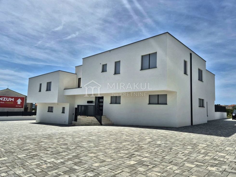 Nekretnine Vodice, NOVOGRADNJA, Moderan stan S4 sa pogledom na more