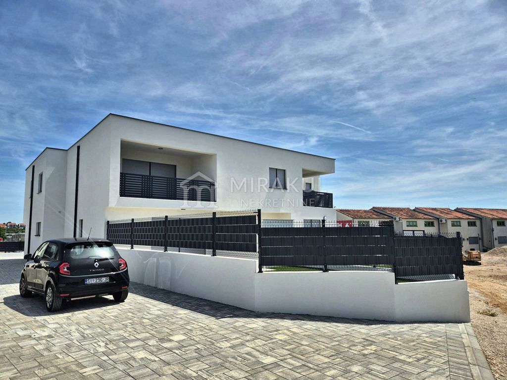 Nekretnine Vodice, NOVOGRADNJA, Moderan stan S3 sa vrtom