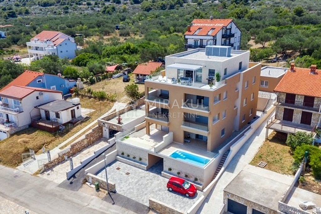 Nekretnine Betina, PRVI RED DO MORA, Stan sa bazenom i panoramskim pogledom – 2