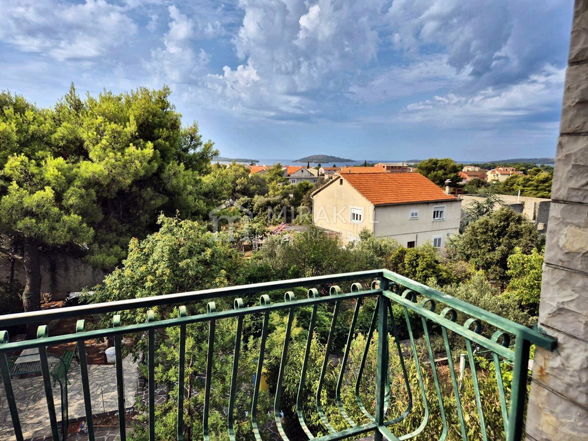 Nekretnine Brodarica, Kuća sa tri stana i pogledom na more – 2