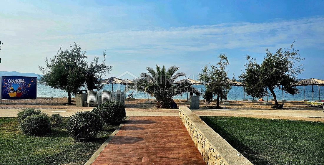 Nekretnine Podsolarsko, Namješten stan blizu plaže – 3