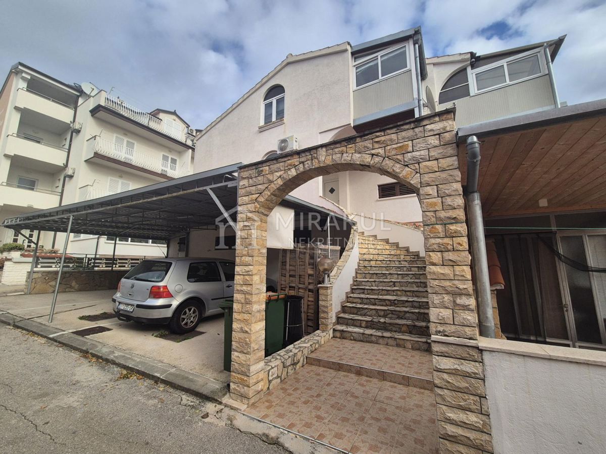 Nekretnine Vodice, Stan S1 na dobroj lokaciji blizu mora