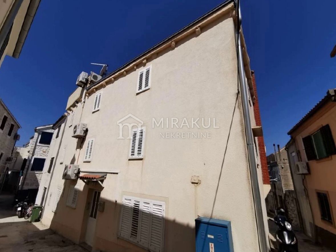 Nekretnine Betina, Kuća sa pogledom na more blizu centra – 2