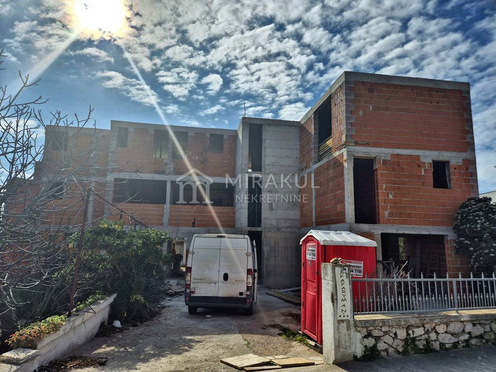 Nekretnine Vodice, TOP LOKACIJA, JEDINSTVENA PRILIKA, Luksuzni dvoetažni stan DX6 direktno do Plave plaže u Vodicama