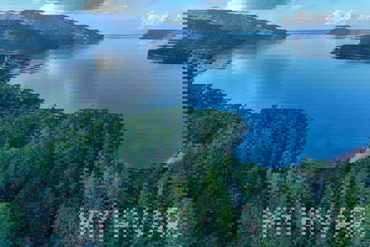 Terreno STARI GRAD, 299.280 €