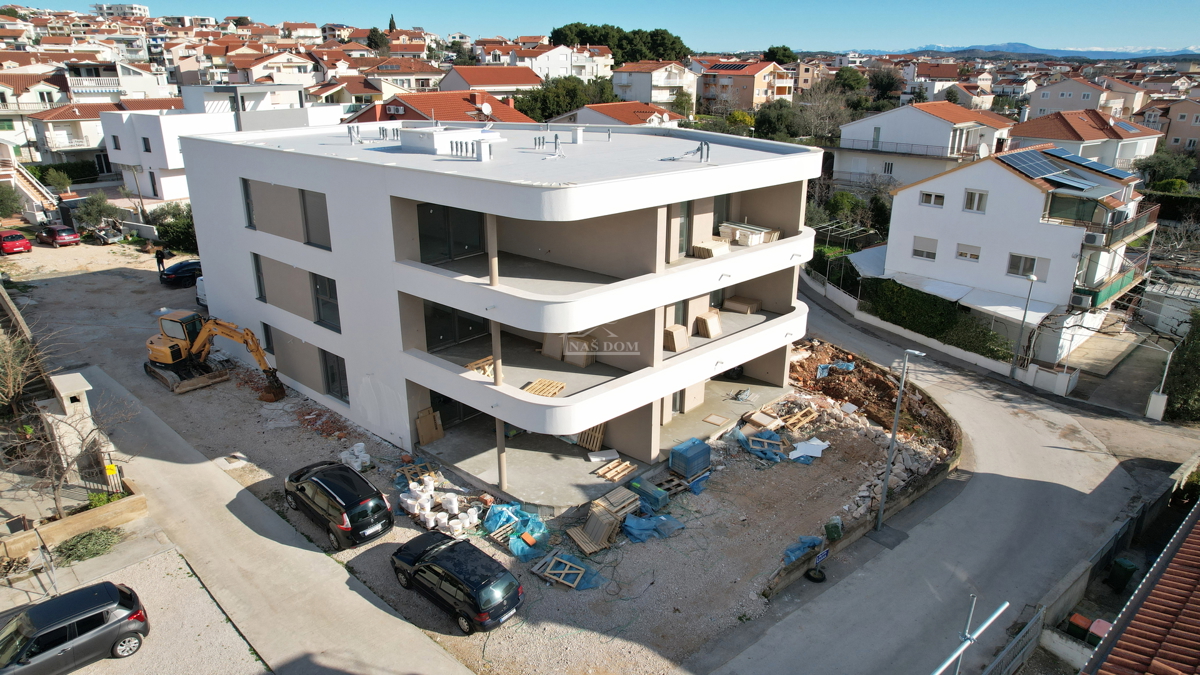 VODICE - LUKSUZNI STANOVI U NOVOGRADNJI S LIFTOM, 50m OD PLAŽE
