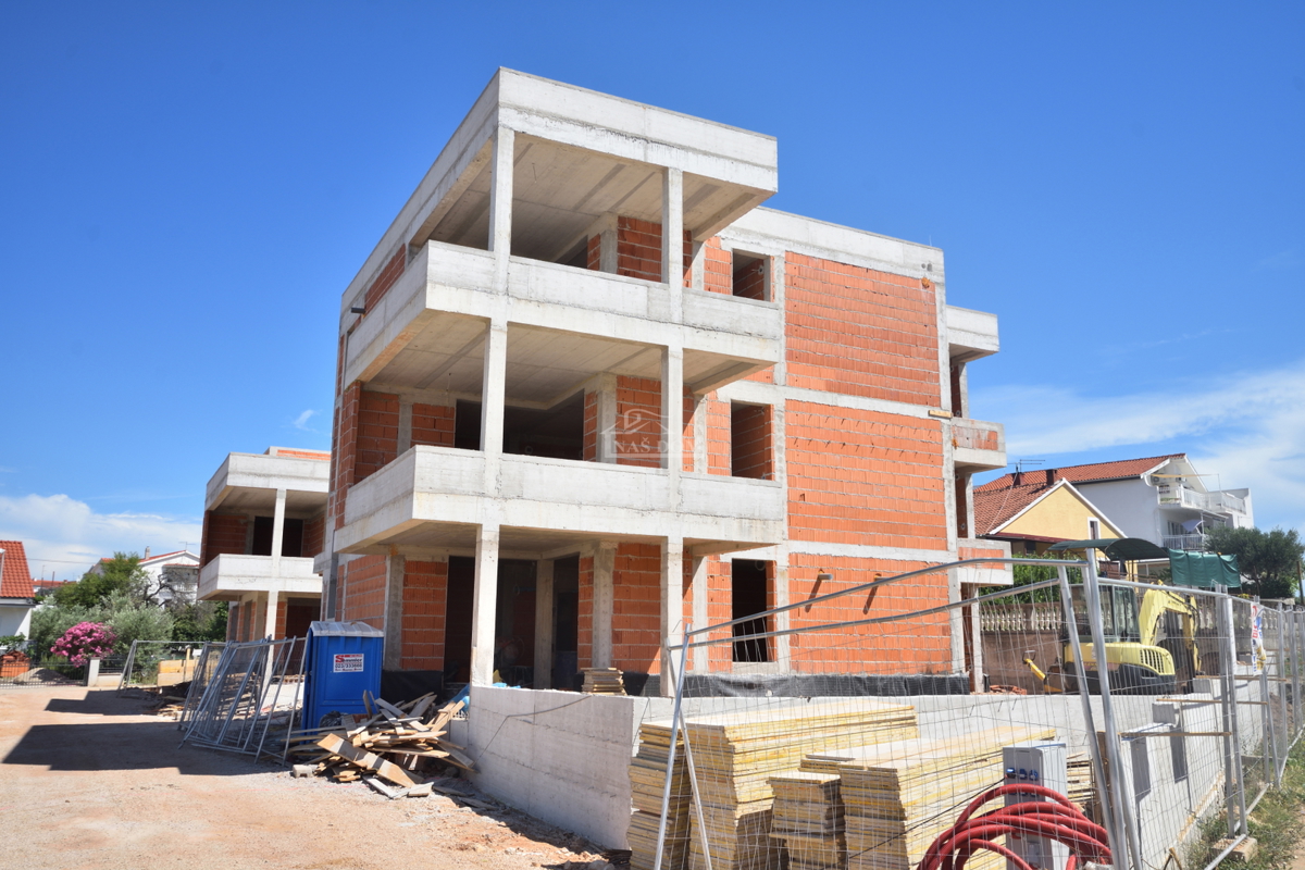 VODICE – Penthouse s pogledom na more u širem centru, 300 m od marine