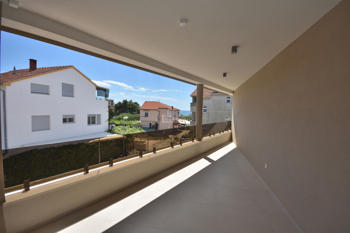Vodice – Luksuzni stan S4, lift, pogled na more, 50 m od Plave plaže