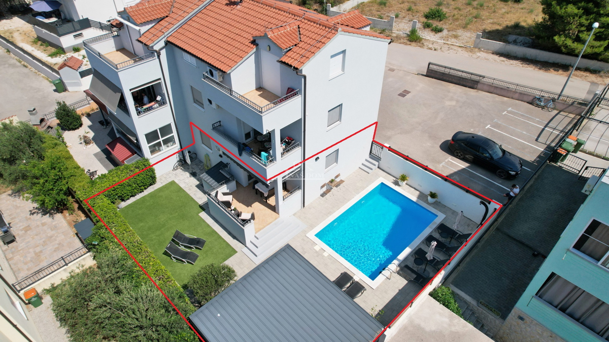 Dvosoban stan u prizemlju s privatnim bazenom i vrtom, namješteno - Vodice
