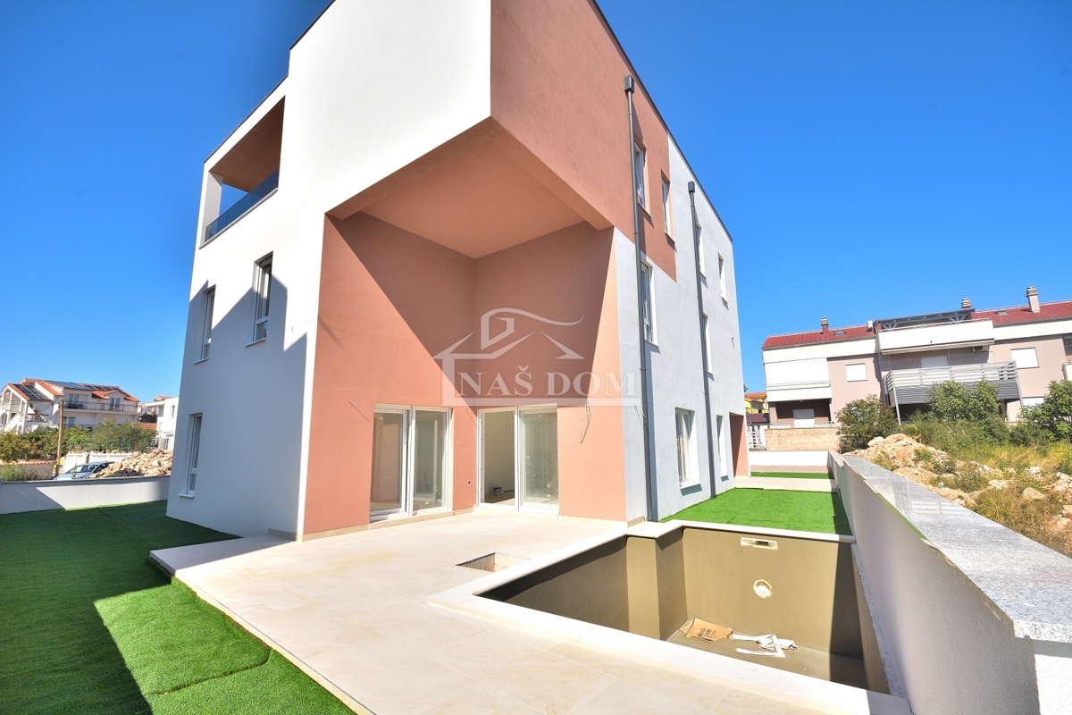 Vodice - S1 apartment with pool near the center and the beach