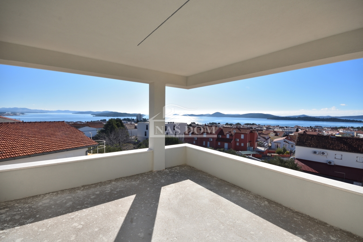 Vodice - Komforan stan S5 s tri spavaće sobe, pogled na more, prvi kat