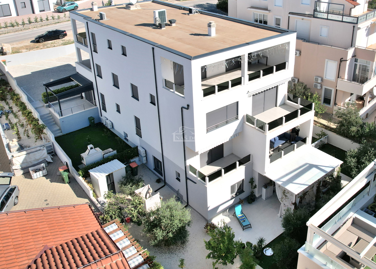 Vodice - namješten stan na prvom katu, atraktivna lokacija
