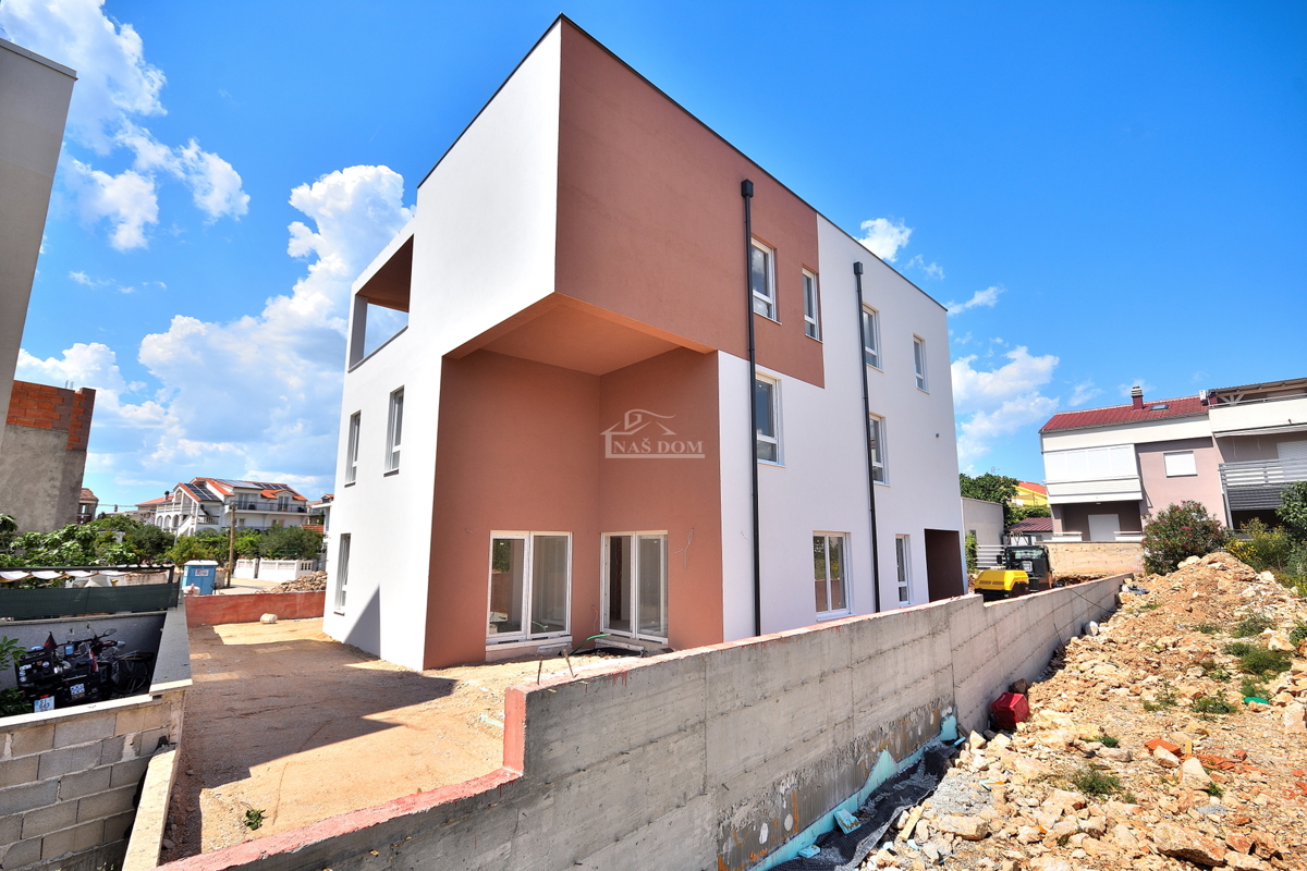 Vodice - S1 stan s bazenom u blizini centra i plaže