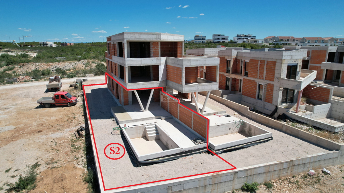 Luksuzni stan S2 s bazenom i vrtom u prizemlju novogradnje – Vodice