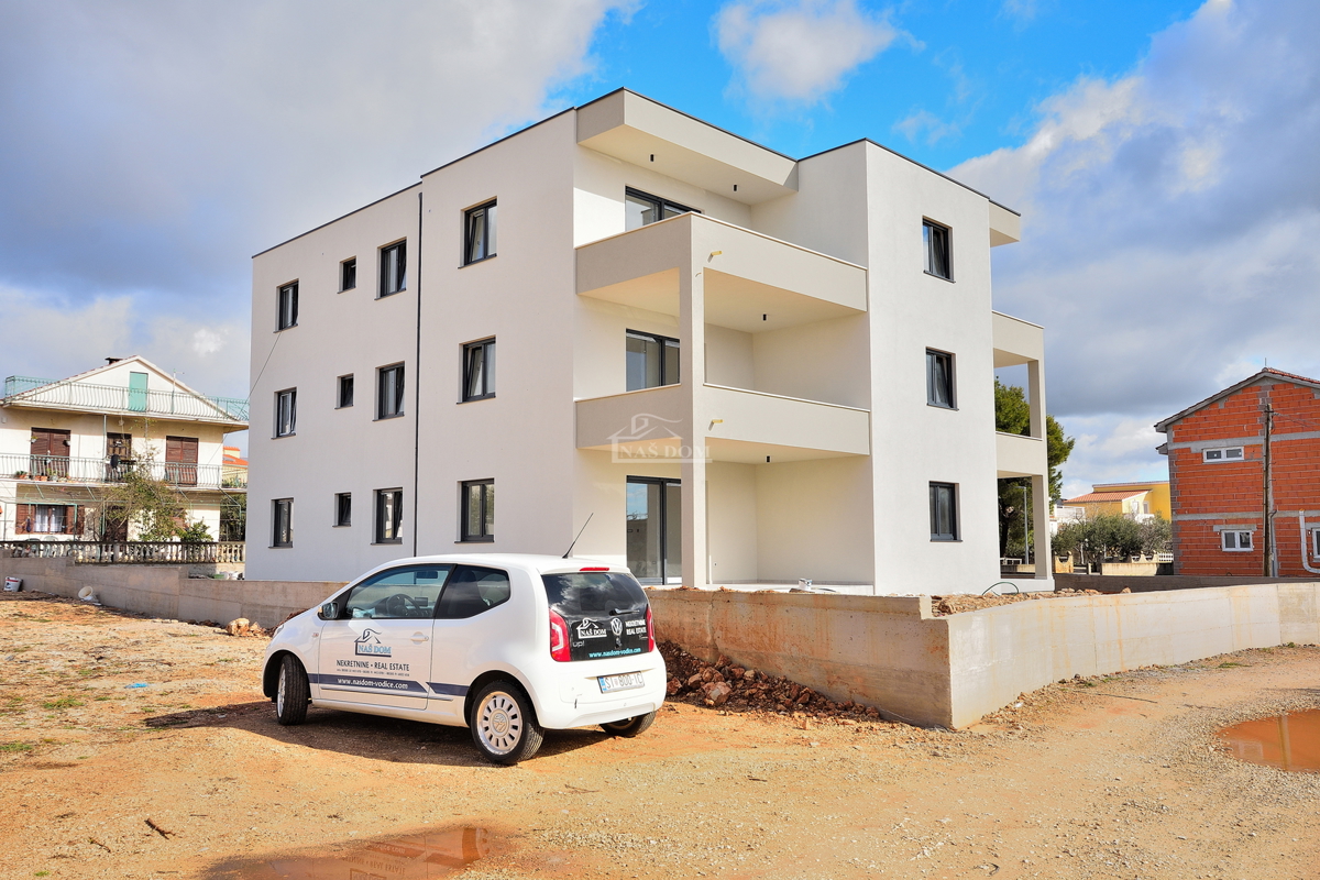 Vodice - **NOVOGRADNJA** S3 stan s dvije spavaće sobe , I kat , pogled na more