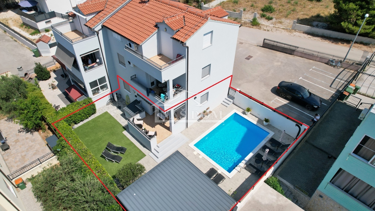 Two-bedroom apartment on the ground floor with private pool and garden, furnished - Vodice