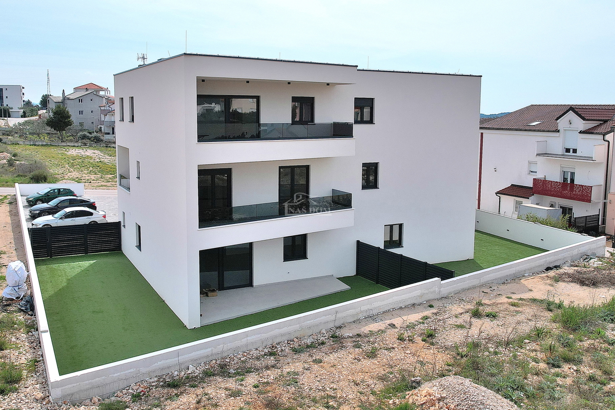 Vodice S1 stan s vrtom , 172.73m2 na mirnoj lokaciji