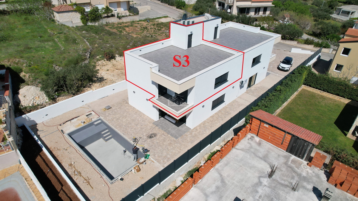 Vodice - Stan S3 na prvom katu s krovnom terasom, pogled na more
