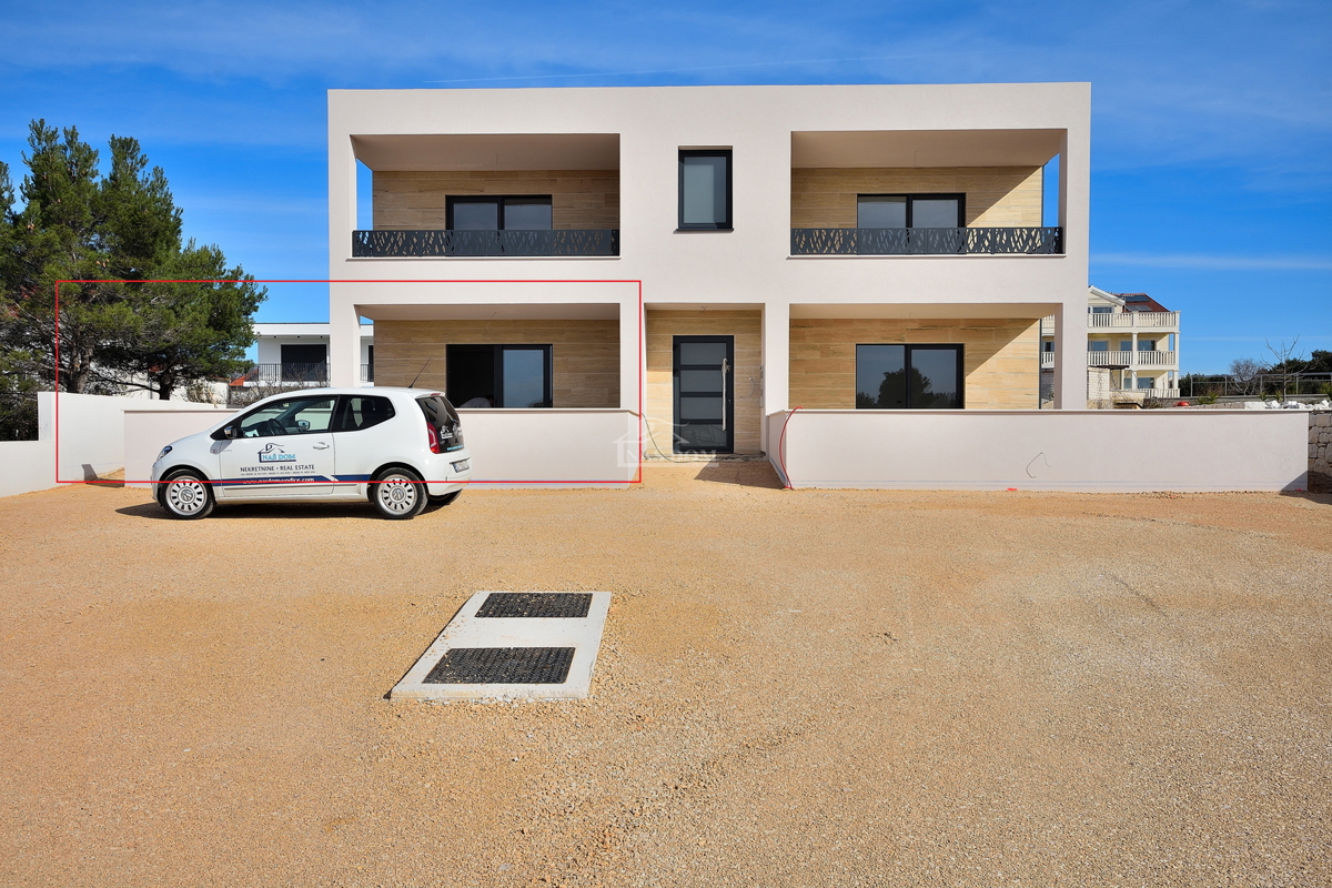 Vodice - stan s vrtom na mirnoj lokaciji