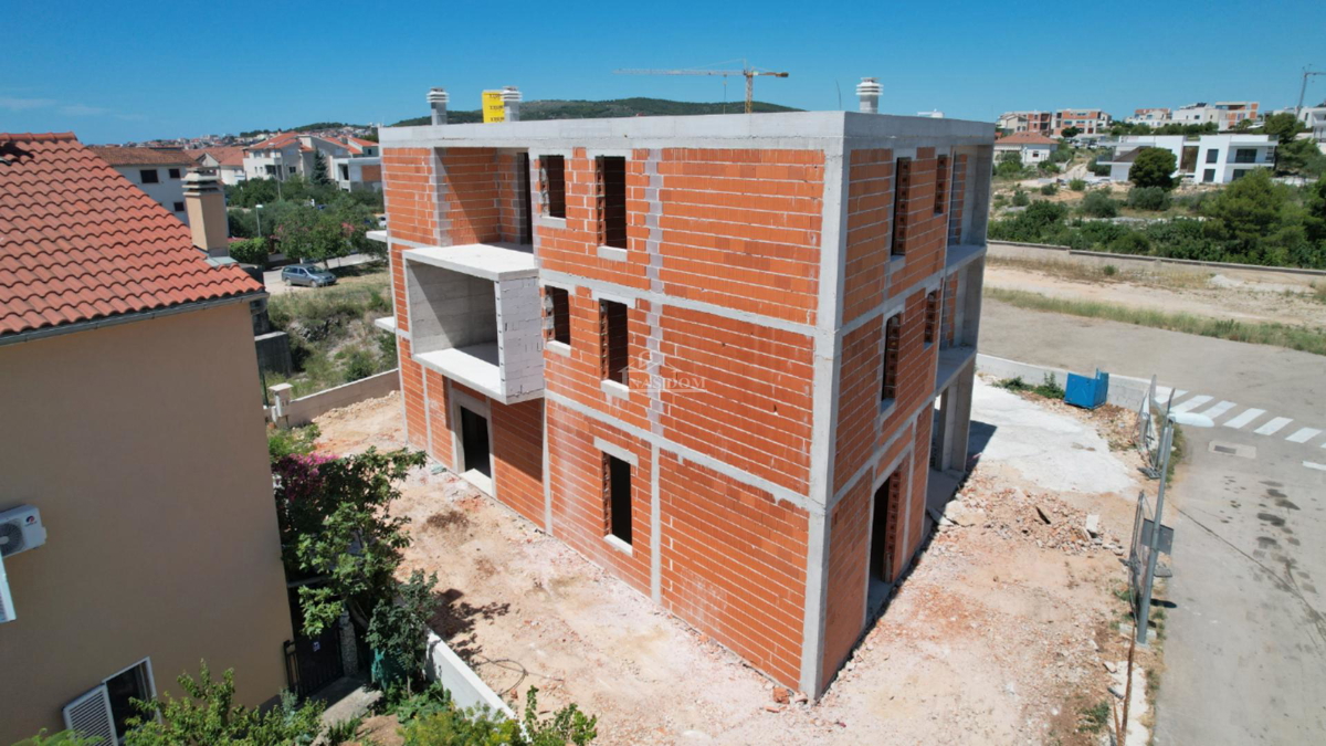 Vodice - Stanovi u novogradnji, super lokacija, 900m od plaže