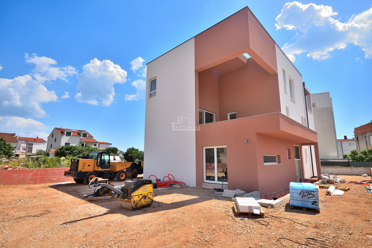 Vodice - S3 stan na prvom katu , 3S+DB, 400 m od mora