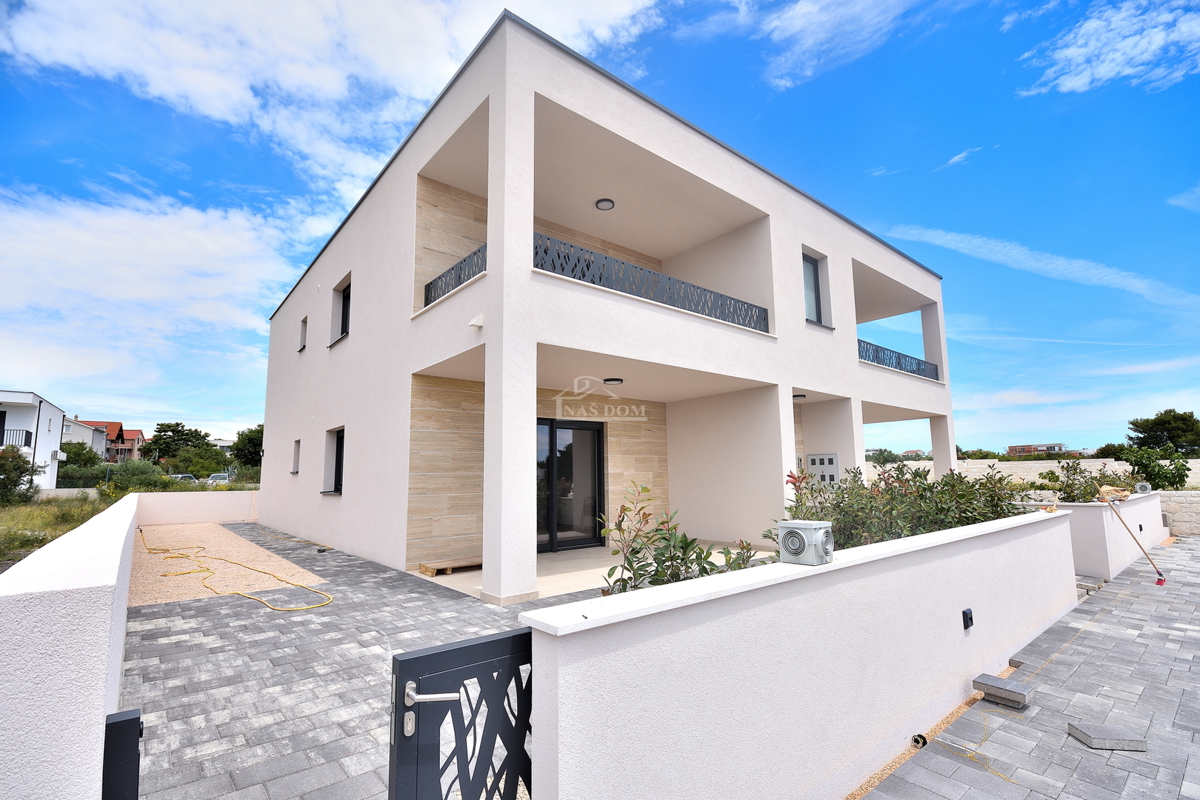 Vodice - stan s vrtom u manjoj urbanoj vili