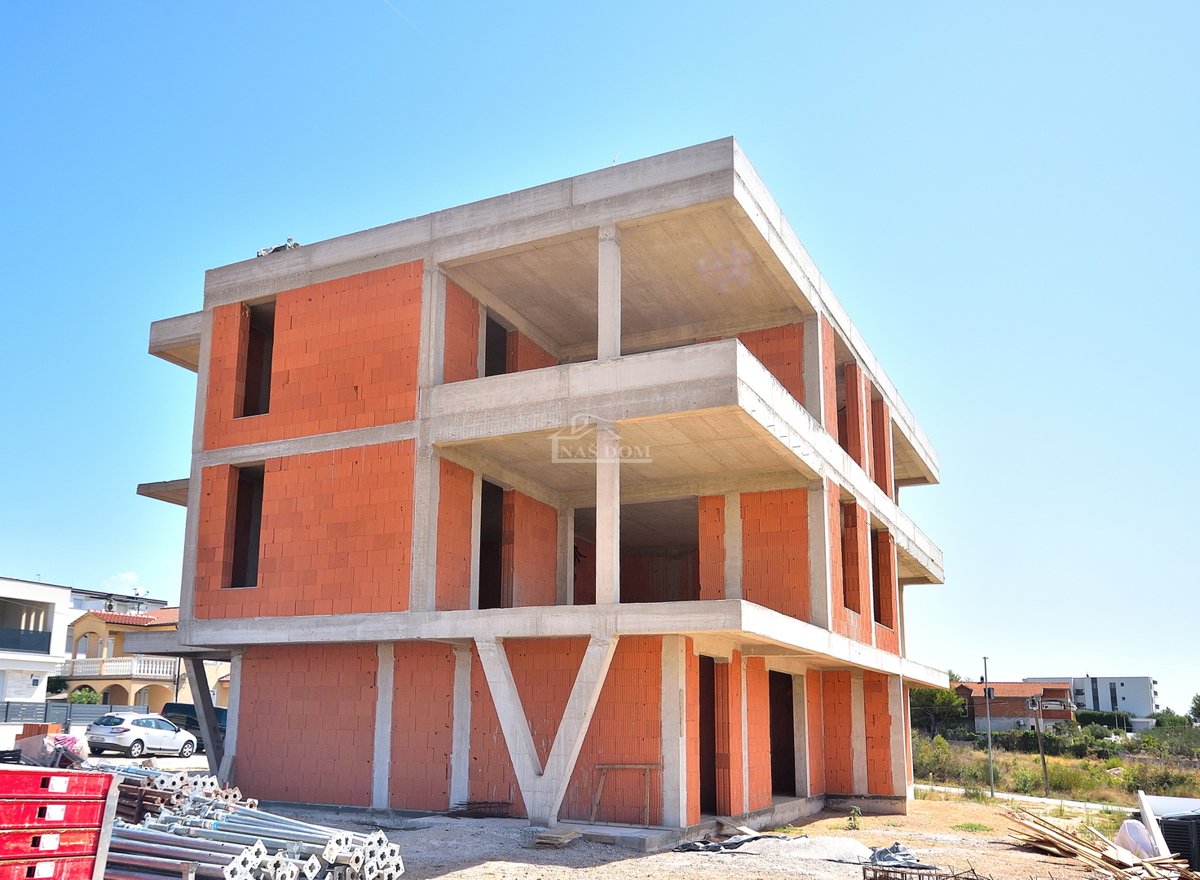 Vodice - S1 stan z vrtom v moderni novogradnji
