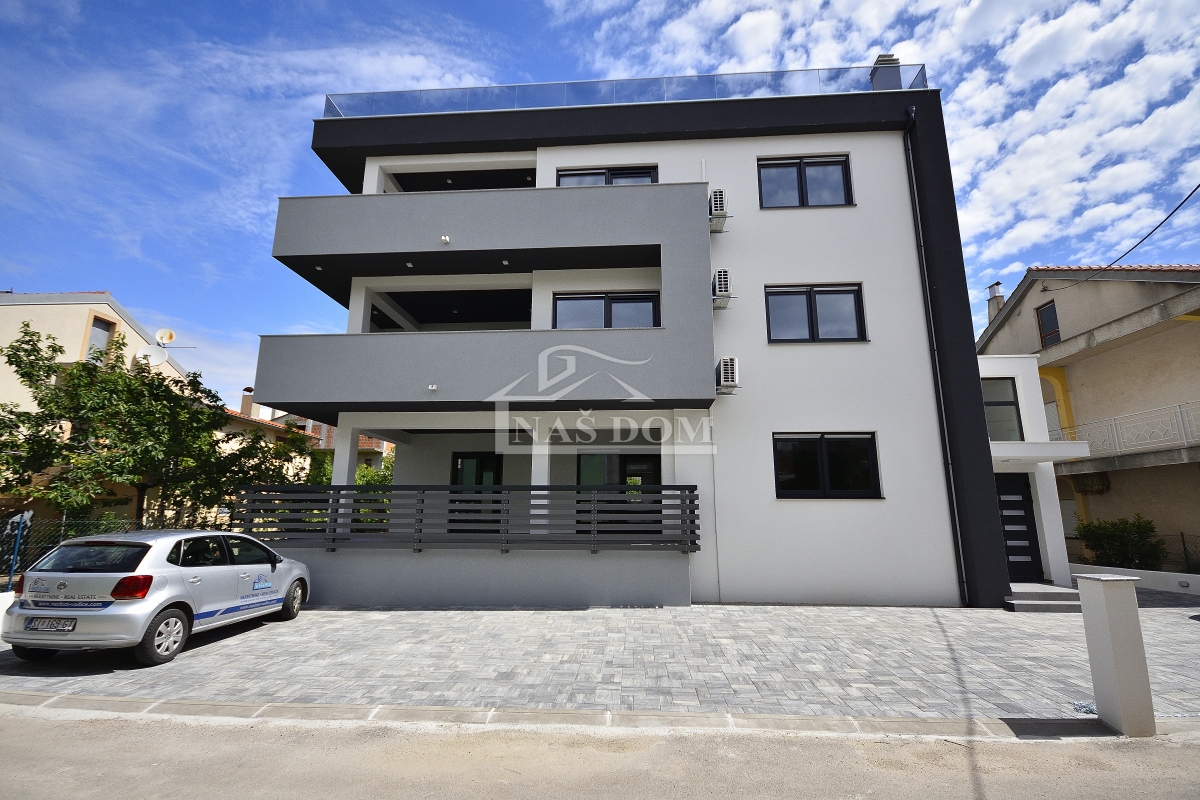 Vodice - Luksuzni penthouse s krovnom terasom, 200m od plaže