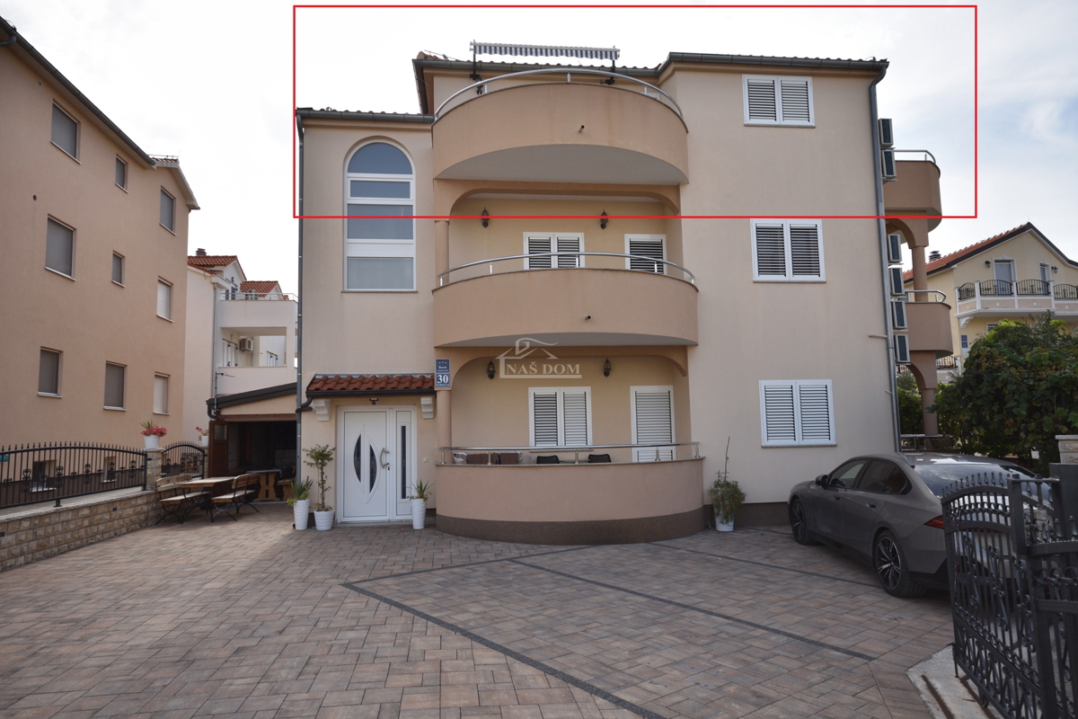 Vodice - kat zgrade sa 2 apartmana