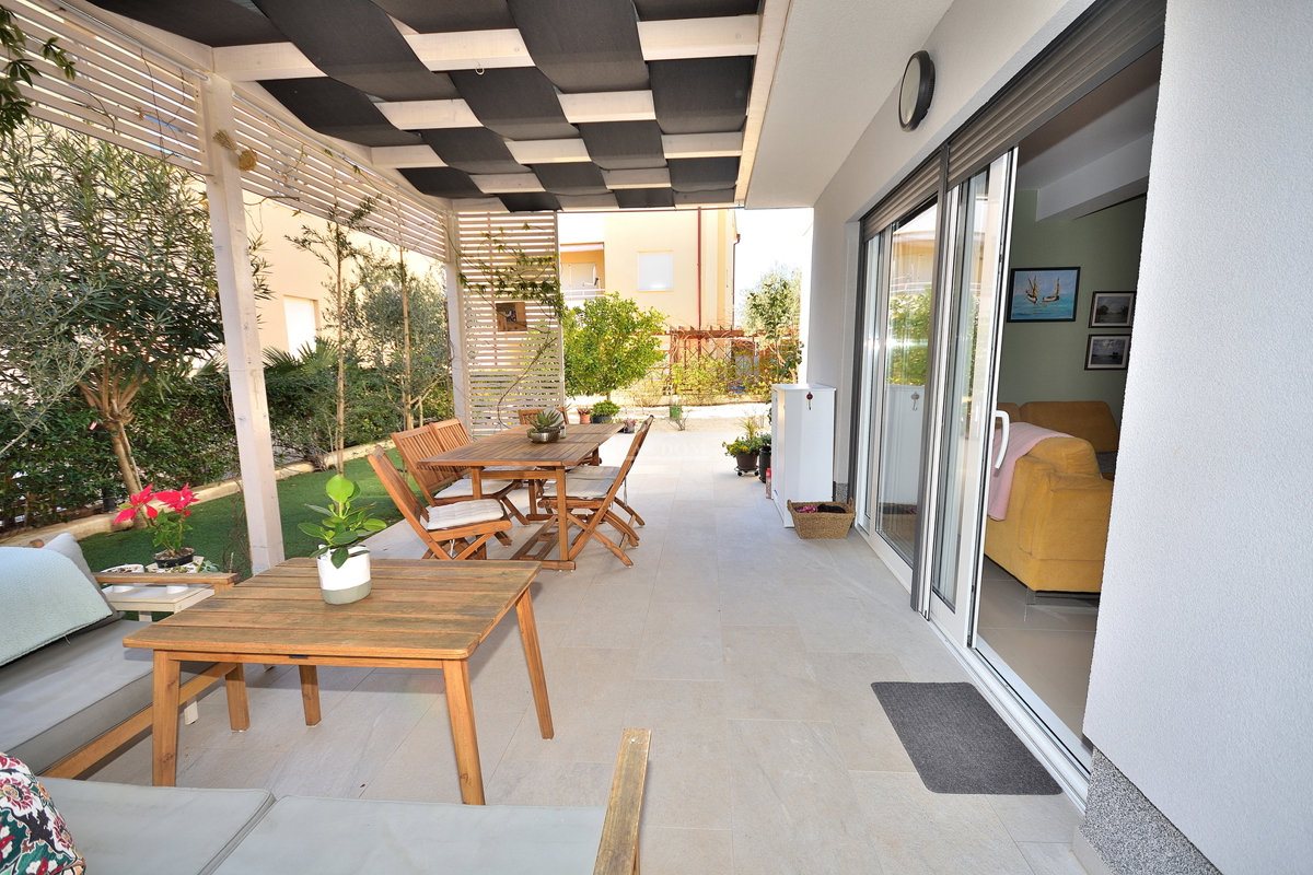 Vodice - namješteni trosoban stan s vrtom, 500 m od plaže