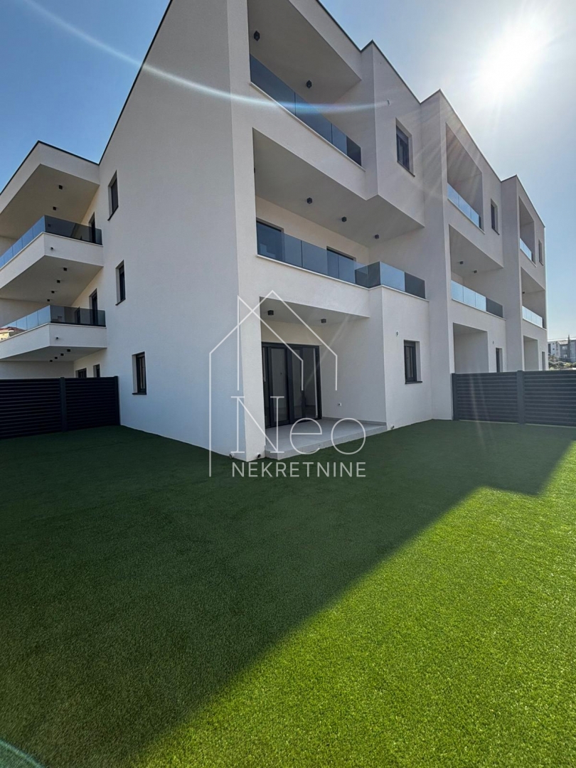 Dvoetažni stan u novogradnji, Vodice
