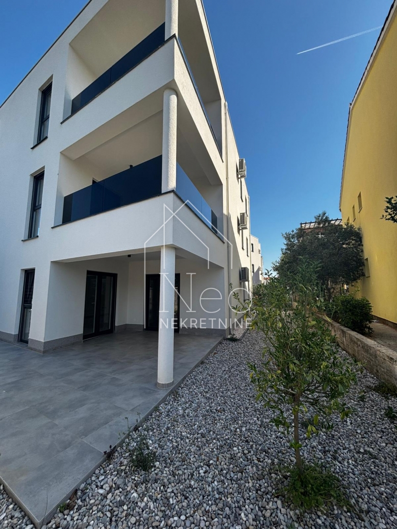 Stan u prizemlju s terasom i vrtom, Vodice