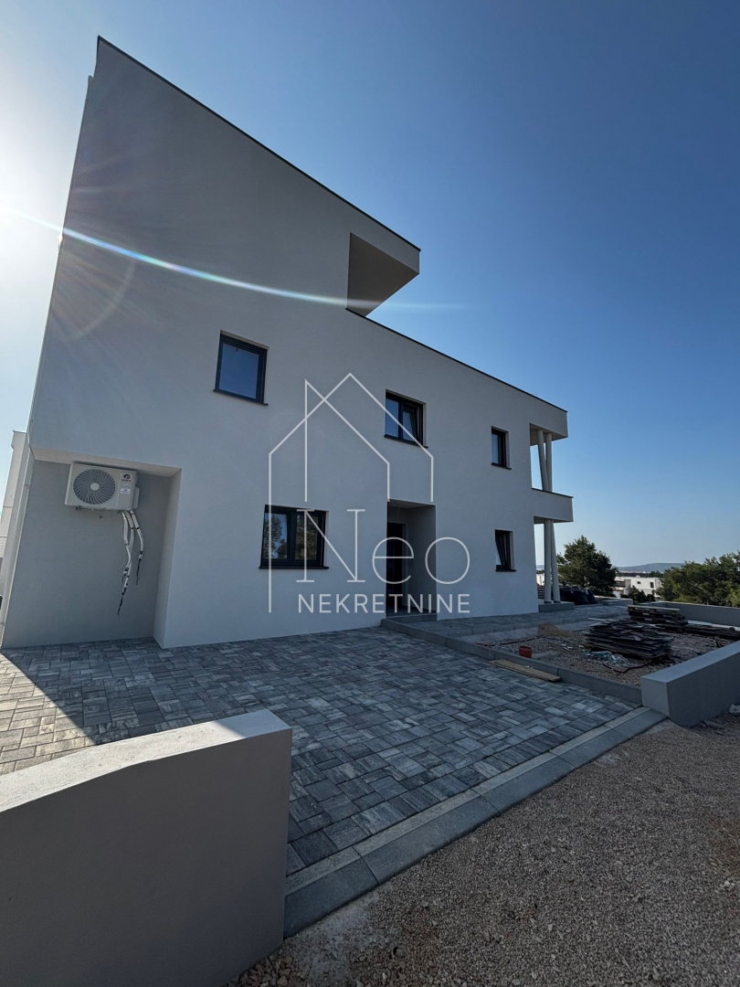 Stan s pogledom na more i krovnom terasom, Vodice