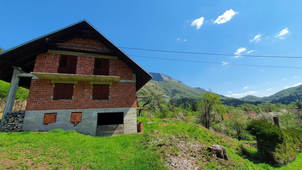 Gorski kotar, Kupska dolina, kuća sa gospodarskim objektom i zemljištem od 2385 m2 – 2