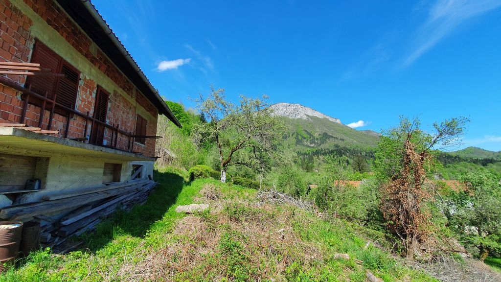 Gorski kotar, Kupska dolina, kuća sa gospodarskim objektom i zemljištem od 2385 m2 – 3