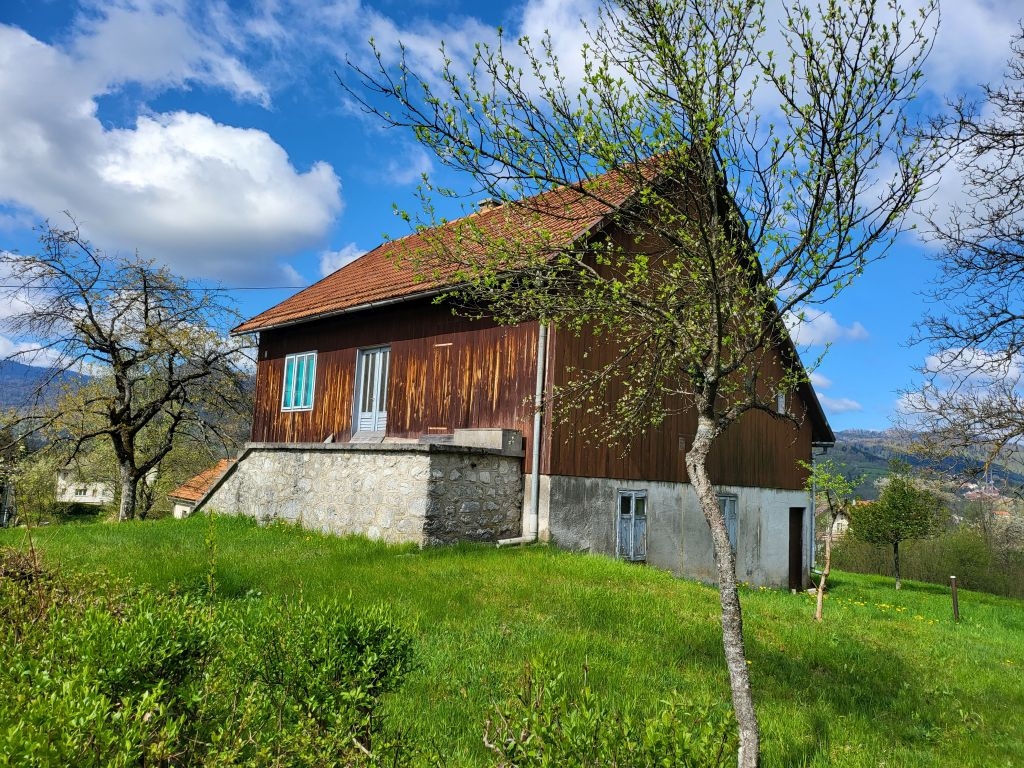 Gorski kotar, Vrbovsko, starija kuća sa velikom okućnicom – 2