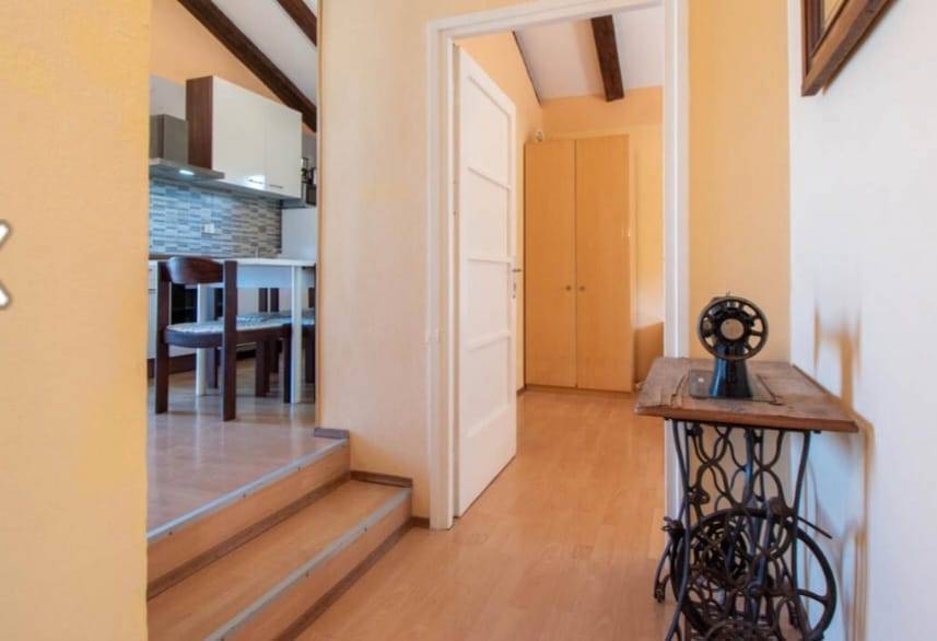 STAN SA TERASOM I DVORIŠTEM!! 130m²