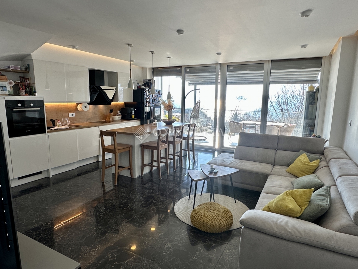 Appartamento KOSTRENA, 450.000 €