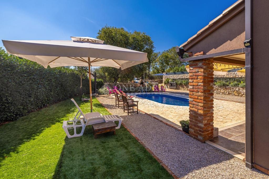 KUĆA SA DVA APARTMANA I BAZENOM – 3
