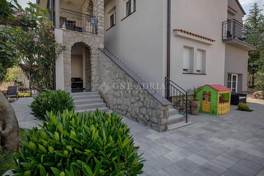 VILLA SA 5 STANOVA NA LIJEPOJ LOKACIJI!! – 3